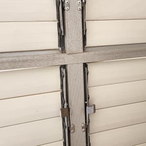 תריסים לבנים עם מסגרת מתכת וברגים