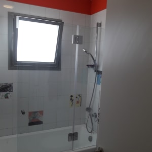 דלת זכוכית למקלחת על אמבטיה