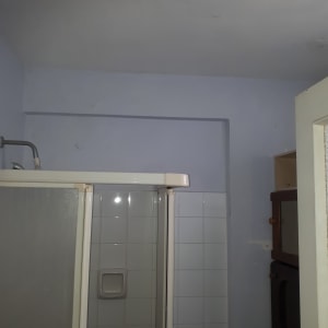 קירות צבועים בצבע כחול בהיר בחדר אמבטיה