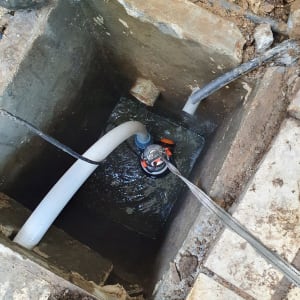 משאבה בתוך בור עם צינורות מים