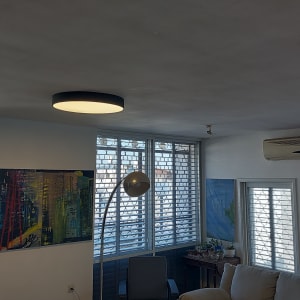 מנורה עגולה מותקנת בתקרה בחדר מגורים