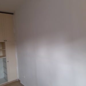 קיר גבס צבוע בלבן עם ארון בצד