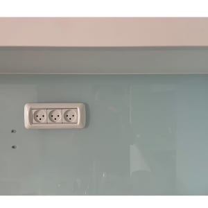 חורים עבור המדף במרווחים שונים