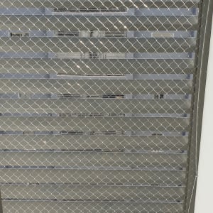 רשת מתכת מותקנת למניעת כניסת יונים