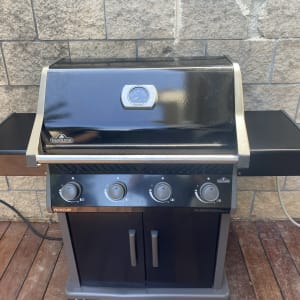 גריל גז שחור עם שלושה כפתורים ומד חום