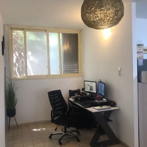 מנורת תקרה עשויה מגבס תלויה בחדר עבודה