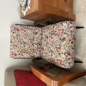 כיסא מרופד בדוגמת פרחים צבעונית