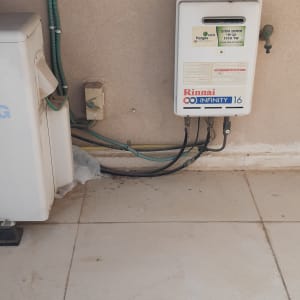 מחמם מים גז של רינאי עם צינורות חיבור