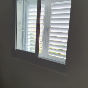 חלון אלומיניום עם תריסים לבנים