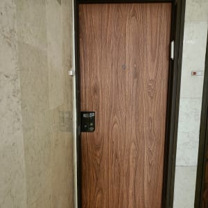 דלת עץ עם מנעול מתכת וחור הצצה