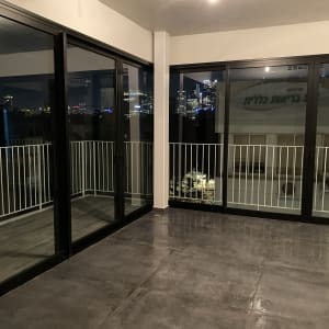 מרפסת עם רצפה רטובה לאחר ניקוי