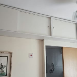 ארון עץ לבן עם דלתות הזזה