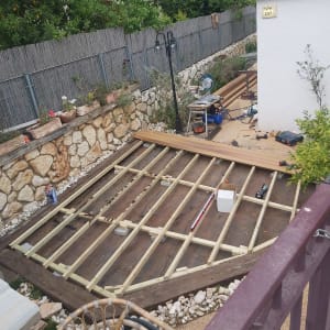 בניית דק עץ עם מסגרת עץ וכלי עבודה