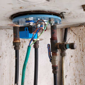 חוטי חשמל מחוברים למכשיר חשמלי עם ברגים