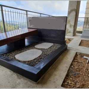 מצבות עם אבנים וחצץ על רצפת בטון