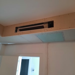 תקרת גבס עם פתח למזגן ותיקון קיר