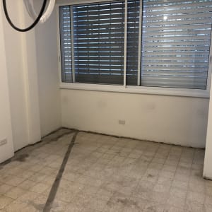 חלון עם תריסי אלומיניום בחדר ריק