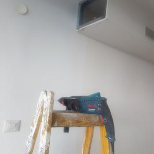 סולם עץ עם מקדחה מונחת עליו