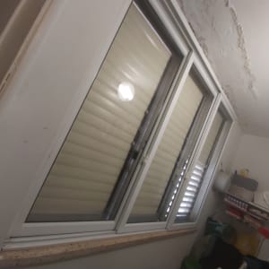 חלון אלומיניום עם תריסים סגורים