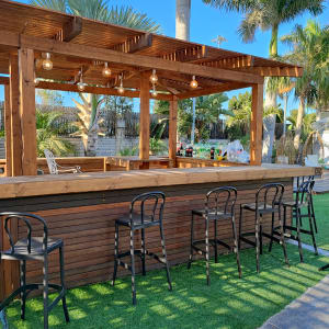 בר עץ עם כסאות גבוהים ותאורה תלויה