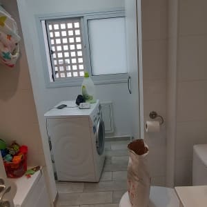 דלי עם מים וחומרי ניקוי בחדר אמבטיה