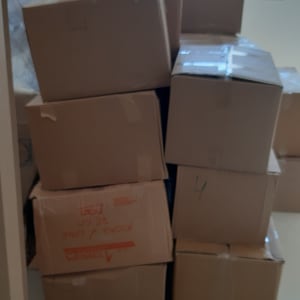 ערימת קופסאות קרטון בחדר עם חלון