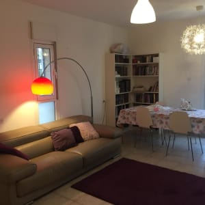 סלון עם ספה, מנורה ושולחן אוכל