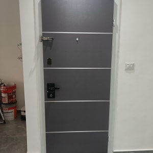 דלת אפורה עם מנעול ובריח עליון