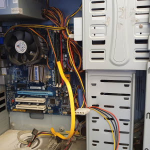 מארז מחשב פתוח עם לוח אם וכבלים