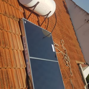 דוד שמש וקולטן על גג רעפים אדום