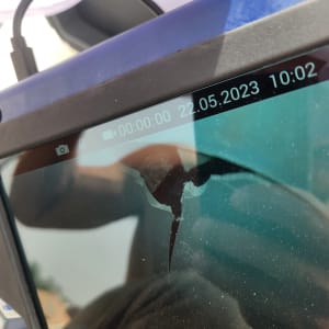 מסך עם סדק ותאריך 22.05.2023