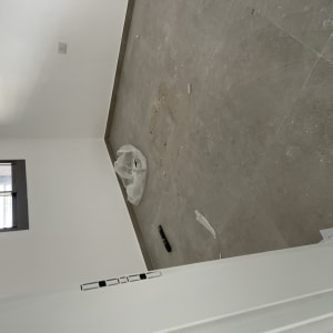 חדר עם רצפה מלוכלכת ושקית ניילון