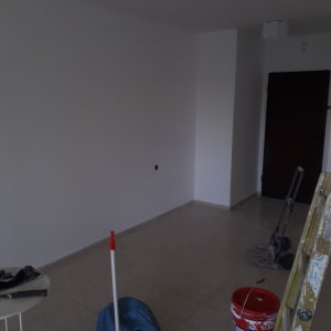 סולם, דלי צבע, כלים לצביעת קיר בחדר