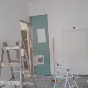 קיר גבס ירוק עם חיווט חשמלי חשוף