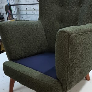 כורסה ירוקה עם ריפוד חסר על המושב