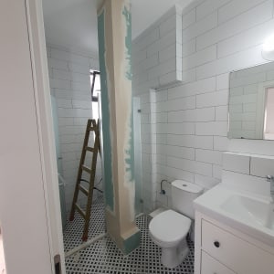 עמוד גבס בחדר אמבטיה עם סולם עץ