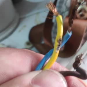 חוטי חשמל חשופים בצבעים שונים