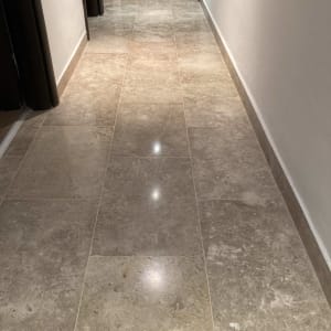 רצפה נקייה ומבריקה במסדרון מואר