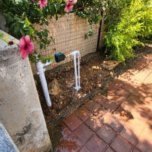 צינורות מים לבנים עם ברז בגינה