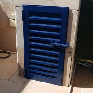 דלת כחולה עם תריסים במטבח חיצוני