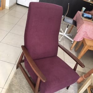 כיסא מרופד בבד סגול עם ידיות עץ