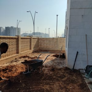 מריצה, את חפירה ואדמה בחצר