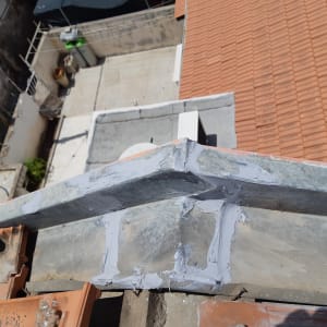 איטום גג עם חומר איטום אפור על מתכת