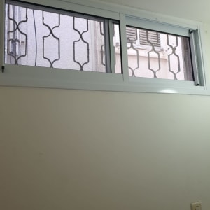 חלון אלומיניום עם סורגים דקורטיביים