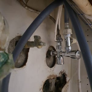 צינורות מים וברזים מתחת לכיור