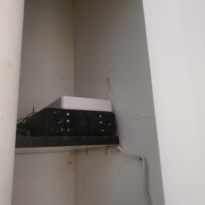 מכשיר אלקטרוני עם כבלים בארון פתוח