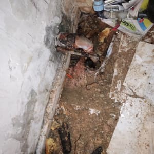 צינור חלוד עם נזילה ותיקון נדרש