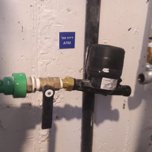 צינורות ומחברים עם ברזים על קיר