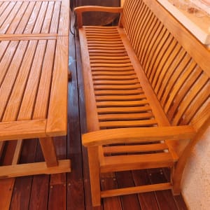 ריהוט גן מעץ הכולל שולחן וספסל