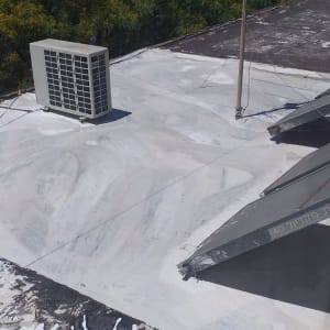 גג אטום בלבן עם מטאטא וחוטים